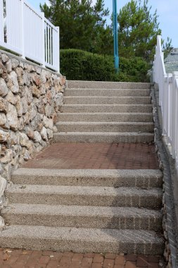 Merdiven - fonksiyonel ve yapısal öğesi dikey bağlantılar sağlayan yapısı 