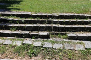 Merdiven - fonksiyonel ve yapısal öğesi dikey bağlantılar sağlayan yapısı 