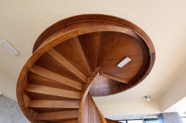 Merdiven - fonksiyonel ve yapısal öğesi dikey bağlantılar sağlayan yapısı 