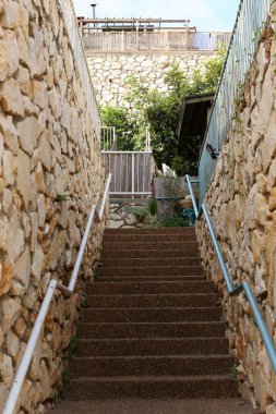 Merdiven - fonksiyonel ve yapısal öğesi dikey bağlantılar sağlayan yapısı 