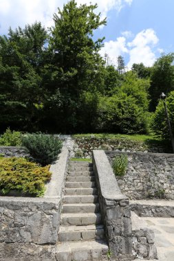 Merdiven - fonksiyonel ve yapısal öğesi dikey bağlantılar sağlayan yapısı 