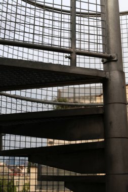 Merdiven - fonksiyonel ve yapısal öğesi dikey bağlantılar sağlayan yapısı 