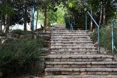 Merdiven - fonksiyonel ve yapısal öğesi dikey bağlantılar sağlayan yapısı 