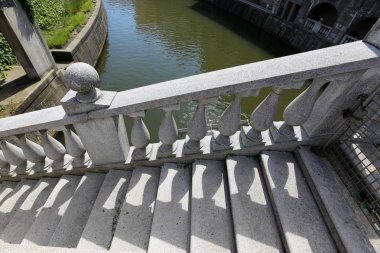 Merdiven - fonksiyonel ve yapısal öğesi dikey bağlantılar sağlayan yapısı 