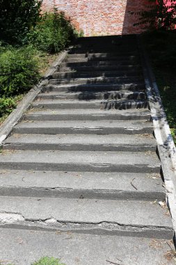 Merdiven - fonksiyonel ve yapısal öğesi dikey bağlantılar sağlayan yapısı 