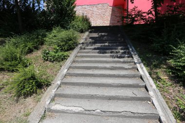 Merdiven - fonksiyonel ve yapısal öğesi dikey bağlantılar sağlayan yapısı 