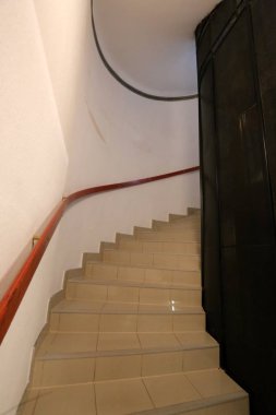 Merdiven - fonksiyonel ve yapısal öğesi dikey bağlantılar sağlayan yapısı 