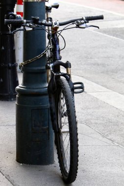 Bir bisiklet bir kişi kas gücüyle ayak pedalları ile tahrik bir tekerlekli araçtır 