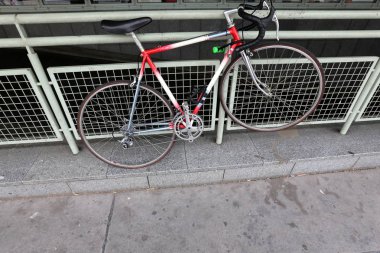 Bir bisiklet bir kişi kas gücüyle ayak pedalları ile tahrik bir tekerlekli araçtır 