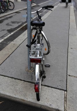 Bir bisiklet bir kişi kas gücüyle ayak pedalları ile tahrik bir tekerlekli araçtır 