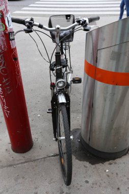 Bir bisiklet bir kişi kas gücüyle ayak pedalları ile tahrik bir tekerlekli araçtır 