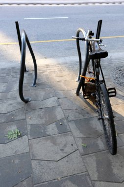 Bir bisiklet bir kişi kas gücüyle ayak pedalları ile tahrik bir tekerlekli araçtır 