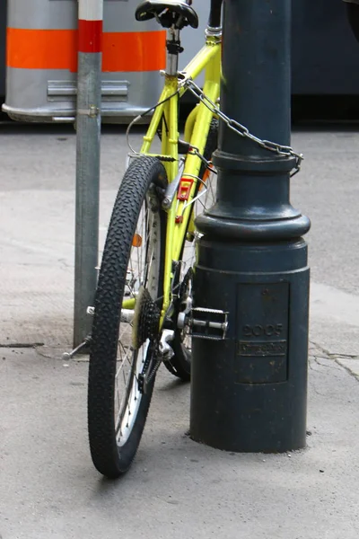 Bir bisiklet bir kişi kas gücüyle ayak pedalları ile tahrik bir tekerlekli araçtır 