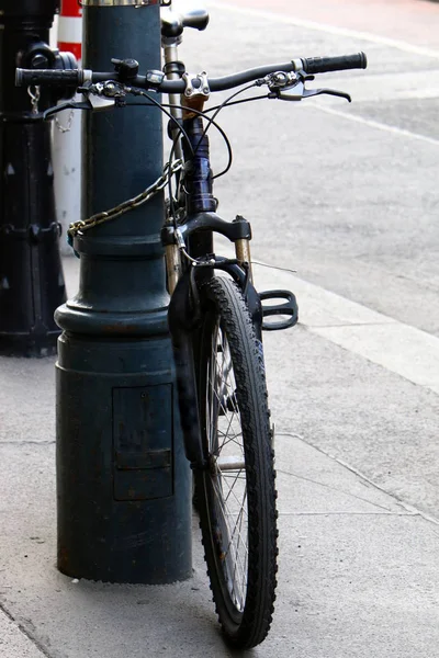 Bir bisiklet bir kişi kas gücüyle ayak pedalları ile tahrik bir tekerlekli araçtır 