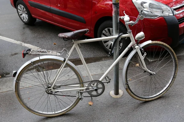 自行车是由一个人通过脚踏踏板的肌肉力量驱动的轮式车辆 — 图库照片