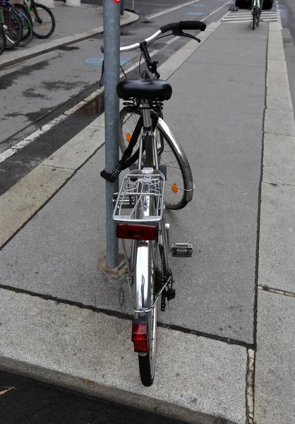 Bir bisiklet bir kişi kas gücüyle ayak pedalları ile tahrik bir tekerlekli araçtır 