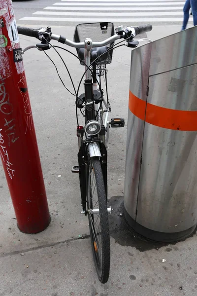 Bir bisiklet bir kişi kas gücüyle ayak pedalları ile tahrik bir tekerlekli araçtır 