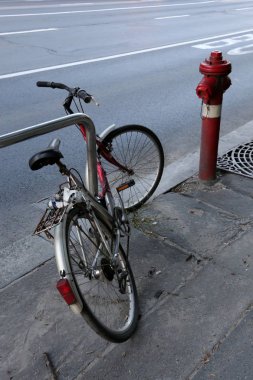 Bir bisiklet bir kişi kas gücüyle ayak pedalları ile tahrik bir tekerlekli araçtır 