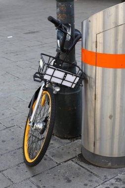 Bir bisiklet bir kişi kas gücüyle ayak pedalları ile tahrik bir tekerlekli araçtır 