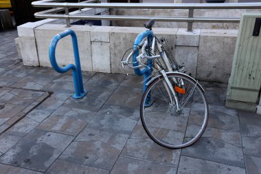 Bir bisiklet bir kişi kas gücüyle ayak pedalları ile tahrik bir tekerlekli araçtır 