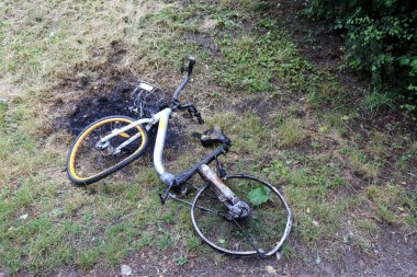 Bir bisiklet bir kişi kas gücüyle ayak pedalları ile tahrik bir tekerlekli araçtır 