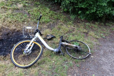 Bir bisiklet bir kişi kas gücüyle ayak pedalları ile tahrik bir tekerlekli araçtır 