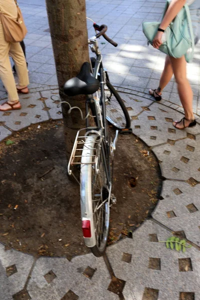 Uma Bicicleta Veículo Rodas Conduzido Pela Força Muscular Uma Pessoa — Fotografia de Stock