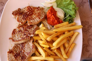 sıcak öğle yemeği ve snack Restoran tabloda açıktır 