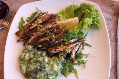 sıcak öğle yemeği ve snack Restoran tabloda açıktır 