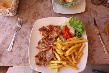 sıcak öğle yemeği ve snack Restoran tabloda açıktır 