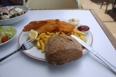 sıcak öğle yemeği ve snack Restoran tabloda açıktır 