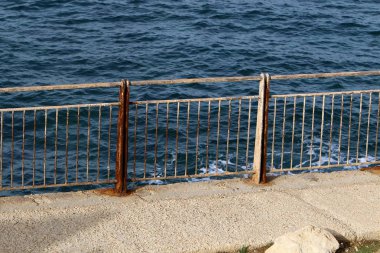 Çit - başkasının toprakları korumak için hizmet vermektedir bir yapı. 
