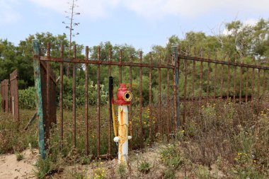 Çit - başkasının toprakları korumak için hizmet vermektedir bir yapı. 