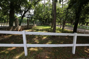 Çit - başkasının toprakları korumak için hizmet vermektedir bir yapı. 