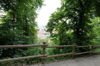 Çit - başkasının toprakları korumak için hizmet vermektedir bir yapı. 