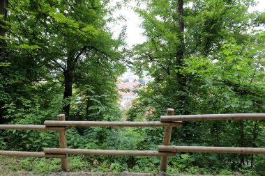 Çit - başkasının toprakları korumak için hizmet vermektedir bir yapı. 