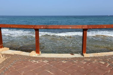 Çit - başkasının toprakları korumak için hizmet vermektedir bir yapı. 