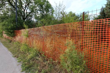 Çit - başkasının toprakları korumak için hizmet vermektedir bir yapı. 