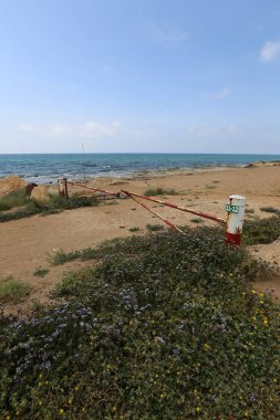 Çit - başkasının toprakları korumak için hizmet vermektedir bir yapı. 