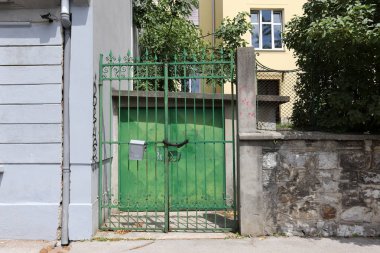 Çit - başkasının toprakları korumak için hizmet vermektedir bir yapı. 