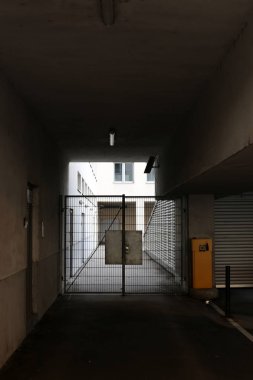 Çit - başkasının toprakları korumak için hizmet vermektedir bir yapı. 