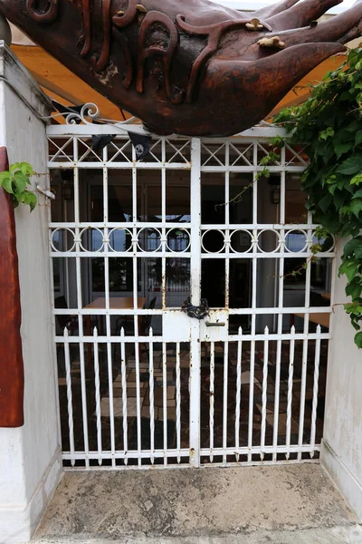 Çit - başkasının toprakları korumak için hizmet vermektedir bir yapı. 