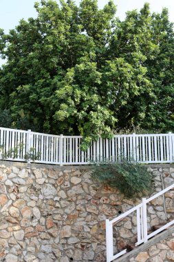 Çit - başkasının toprakları korumak için hizmet vermektedir bir yapı. 