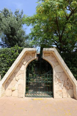 Çit - başkasının toprakları korumak için hizmet vermektedir bir yapı. 