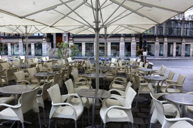 Sandalye - bir kişi, sırt ve koltuk ile oturduğum için tasarlanmış mobilya      