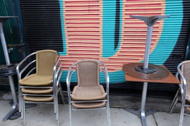 Sandalye - bir kişi, sırt ve koltuk ile oturduğum için tasarlanmış mobilya      