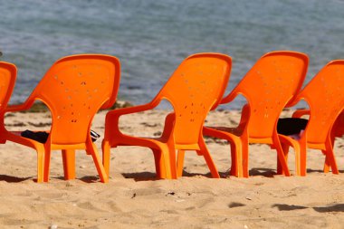 Sandalye - bir kişi, sırt ve koltuk ile oturduğum için tasarlanmış mobilya      