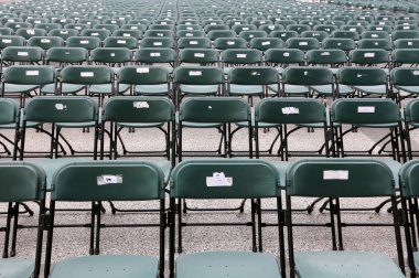 Sandalye - bir kişi, sırt ve koltuk ile oturduğum için tasarlanmış mobilya      