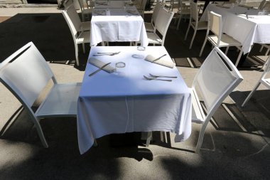 Sandalye - bir kişi, sırt ve koltuk ile oturduğum için tasarlanmış mobilya      