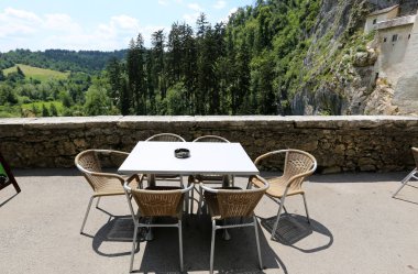 Sandalye - bir kişi, sırt ve koltuk ile oturduğum için tasarlanmış mobilya      